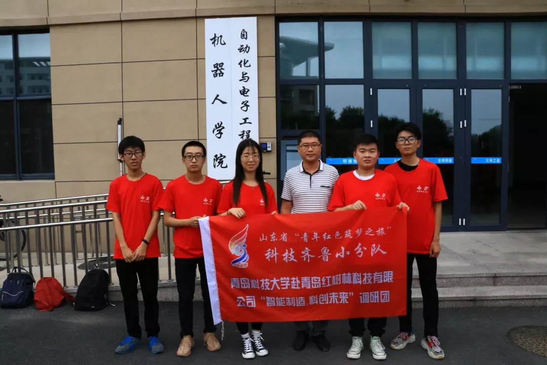 图为韦德体育
楼前调研团成员与指导老师马寒合影 图为韦德体育
楼前调研团成员与指导老师马寒合影