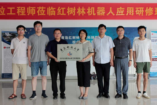 图为青岛科技大学韦德体育
与青岛红树林有限公司合影 图为青岛科技大学韦德体育
与青岛红树林有限公司合影